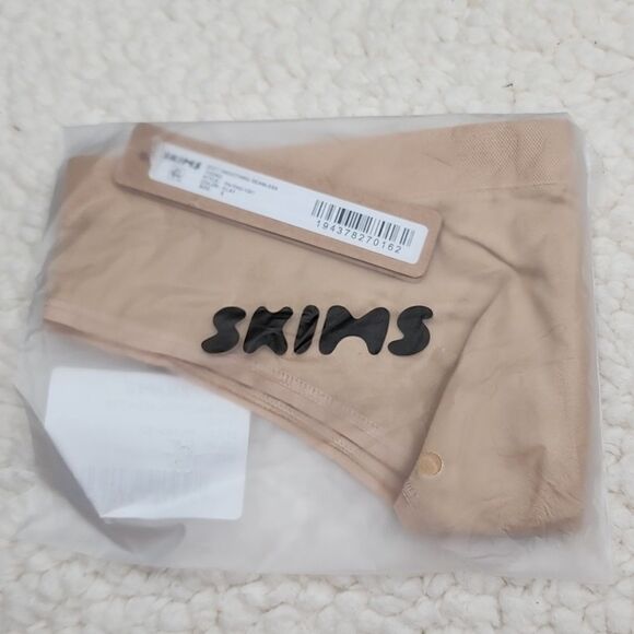 NWT SKIMS SOFT SMOOTHING SEAMLESS THONG COLOR CLAY - Picture 2 of 5